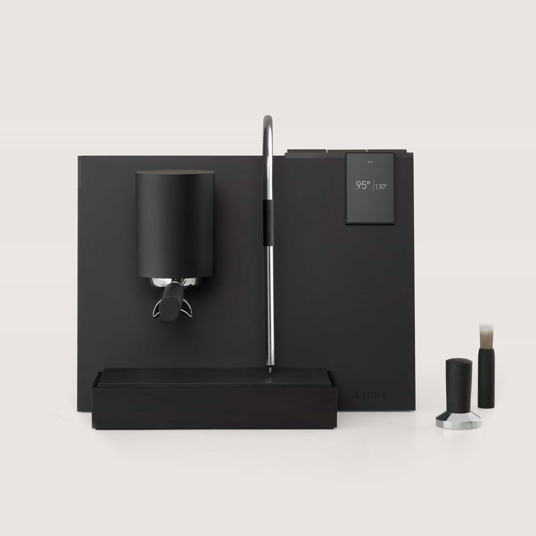 Ligre Youn Designer-Espressomaschine in Schwarz Matt mit Buche-Akzent – Set-Aufnahme – Coffee Coaching Club