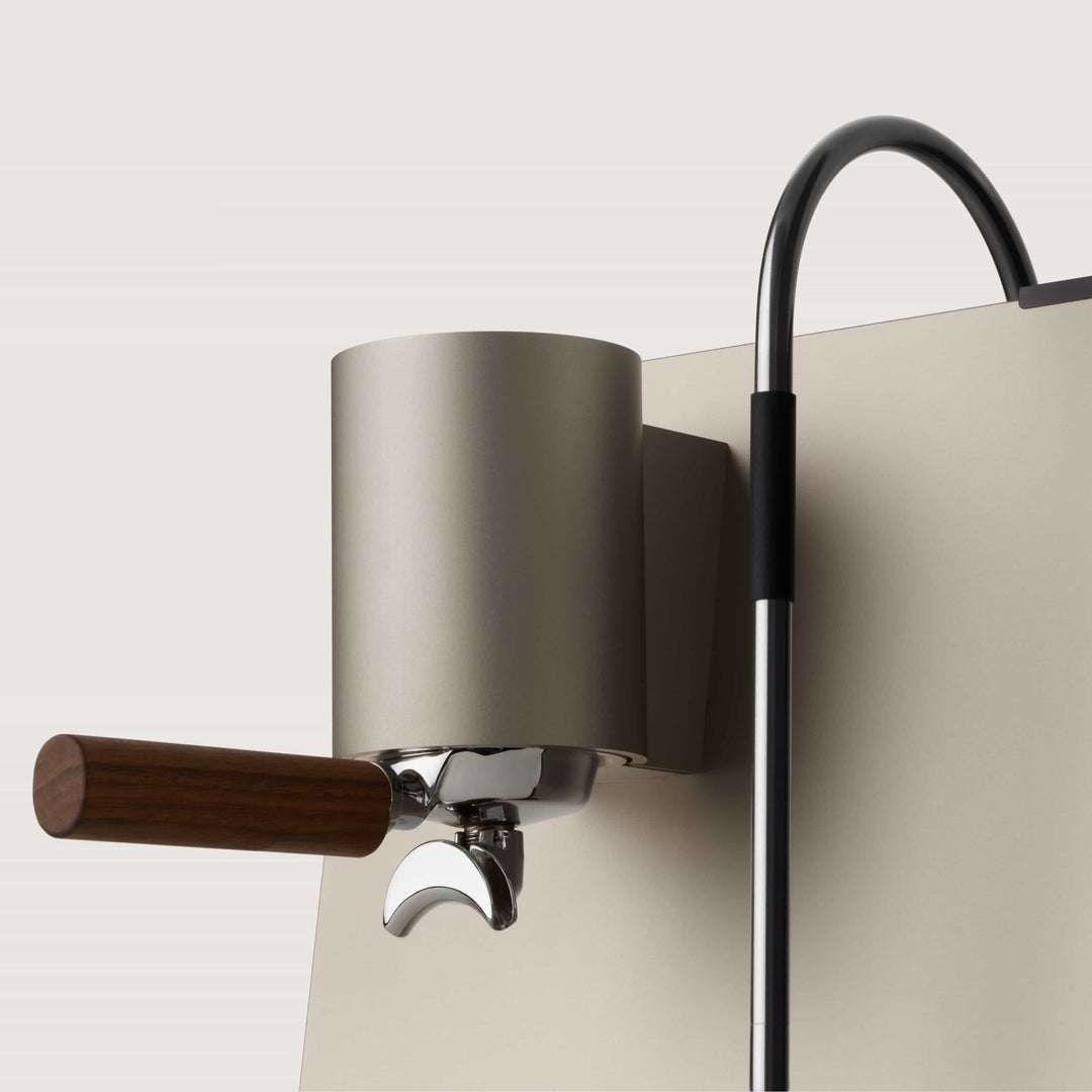 Ligre Youn Designer-Espressomaschine in Silber Beige mit Walnuss-Akzent – Coffee Coaching Club