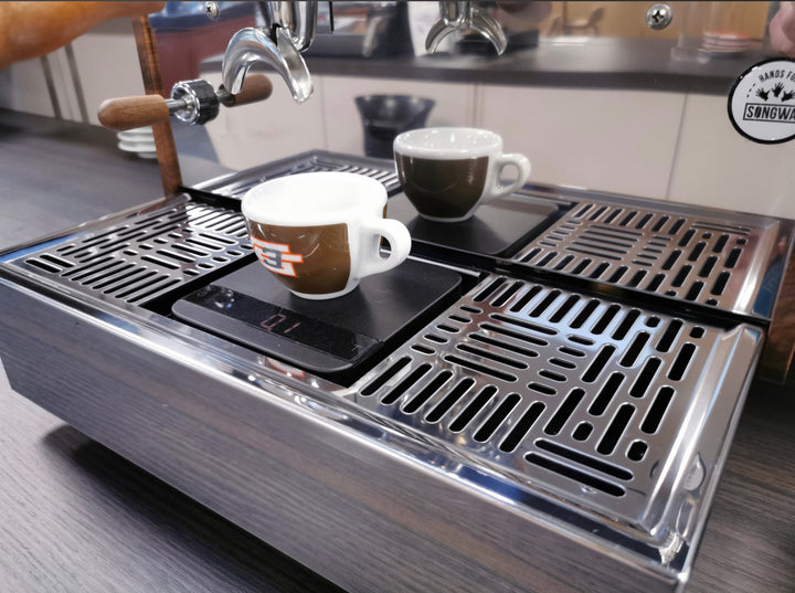 La Marzocco GS3 rejilla de goteo Acaia Lunar, detalle – Coffee Coaching Club 2